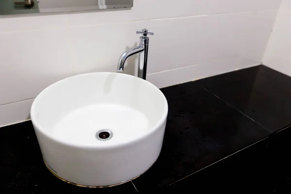 Fregadero blanco redondo en baño negro —  Fotos de Stock