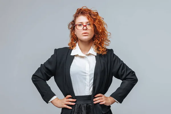 Rudowłosy Kobieta w kombinezon biznesowy i okulary — Zdjęcie stockowe