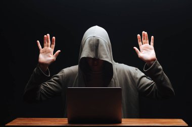 Hacker ellerini kaldırdı yakalandı