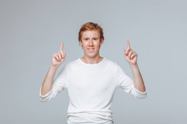 Açık arka plan da kızıl saçlı bir adam. kopyalama alanı