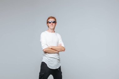 Güneş gözlüğü ve beyaz bir t-shirt bir lig poz kızıl saçlı adam