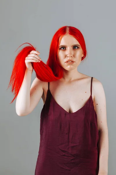 Mädchen berührt ihr rotes langes Haar — Stockfoto
