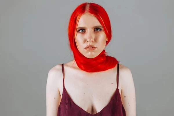 Ragazza i suoi lunghi capelli rossi intorno al collo — Foto Stock