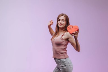 kız bir hediye kutusu kalp verildi