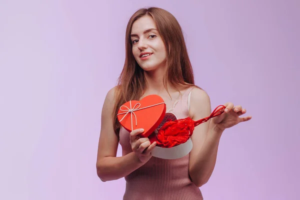 Mädchen bekam ein Herz in einer Geschenkbox — Stockfoto