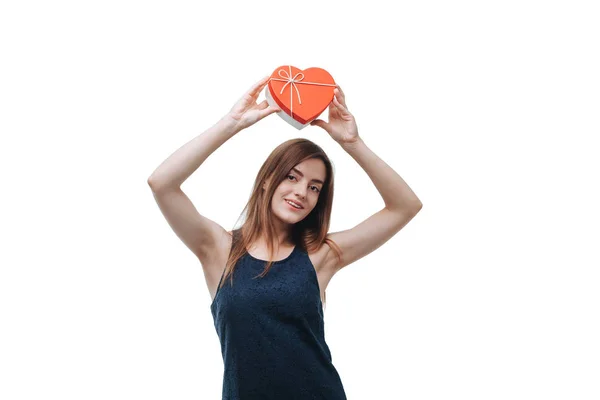 Girl Holding gift box hjärta på vitt isolera bakgrund — Stockfoto