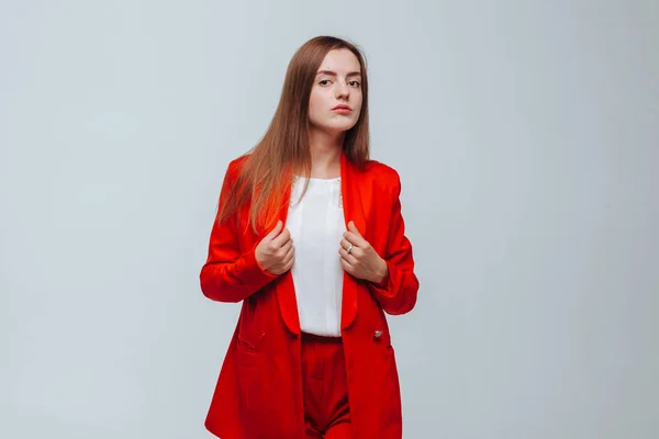 Chica en una chaqueta roja sobre un fondo claro — Foto de Stock