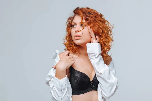 Siyah iç çamaşırı ve beyaz gömlek redhead kız — Stok fotoğraf