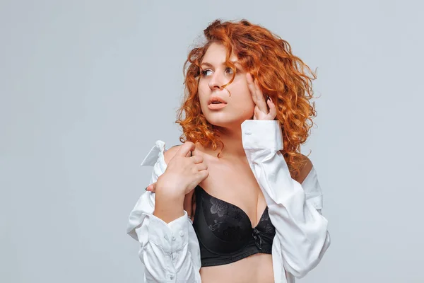 Menina ruiva em lingerie preta e camisa branca — Fotografia de Stock