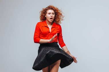 Etek açık gri ba rüzgar kızıl kız dan flutters