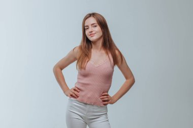 kız gri arka plan üzerinde kalça ellerini koymak