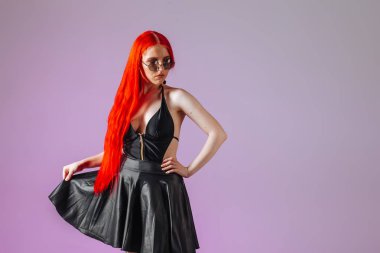 Pembe b yuvarlak gözlük deri etek kırmızı uzun saçlı kız