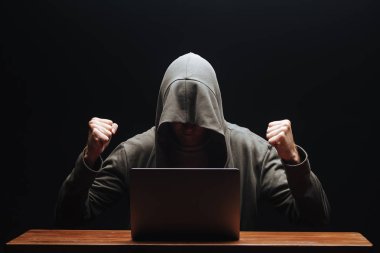 Dizüstü bilgisayarı olan bir hacker suçu planladı.