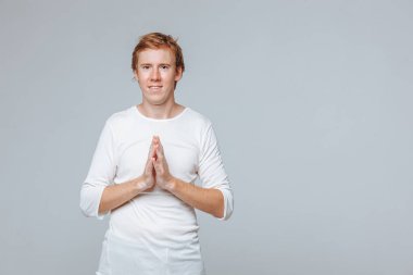 Kızıl saçlı adam minnettarlıkla ellerini kAtladı.