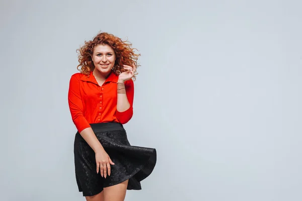 Retrato de una chica sonriente pelirroja sobre un fondo gris —  Fotos de Stock