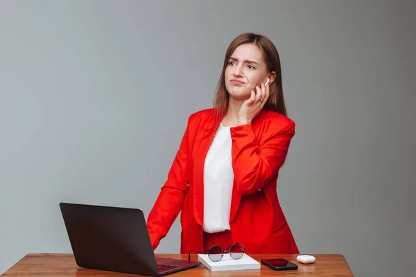 Mädchen in roter Jacke telefoniert über drahtlose Kopfhörer — Stockfoto