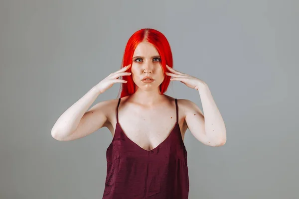 Ragazza tocca i suoi capelli lunghi rossi — Foto Stock