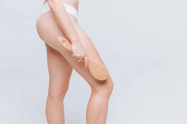 Mujer haciendo anti-celulitis cepillo de masaje — Foto de Stock