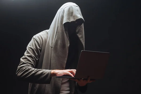 Haker jest hacking systemu w nocy — Zdjęcie stockowe