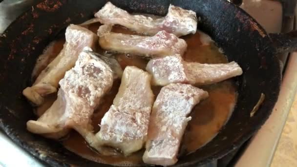 Freír el pescado en una sartén de hierro fundido — Vídeos de Stock