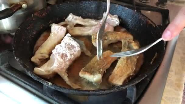 Fry the fish in a cast iron pan — Stock Video