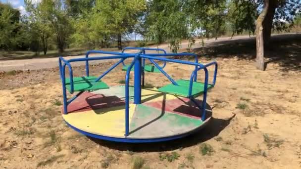 Altalena su un parco giochi vuoto senza bambini — Video Stock