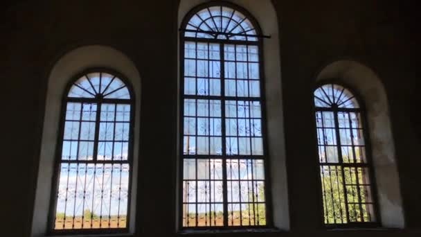 Ventanas de arco en la vieja iglesia arruinada — Vídeos de Stock