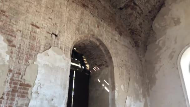 Ventanas de arco en la vieja iglesia arruinada — Vídeos de Stock