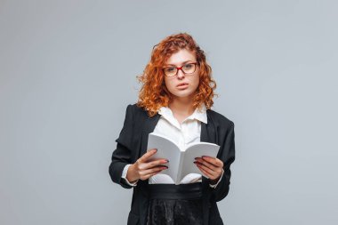 Redhead kız bir kitap okurken
