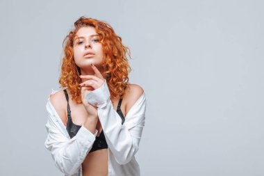 Siyah iç çamaşırı ve beyaz gömlek redhead kız