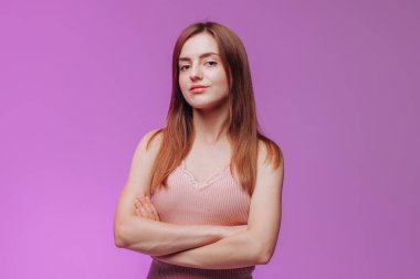 kız pembe arka plan karşı kollarını geçti