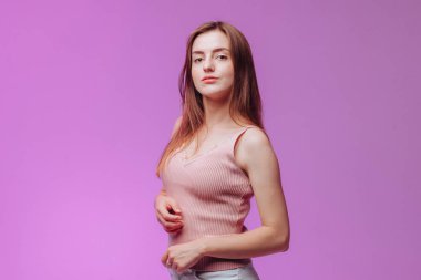 Mor arka plan üzerinde pembe bir t-shirt bir kız portresi