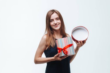 Kız bir hediye kutusu aldı ve hafif bir arka plan üzerinde mutlu