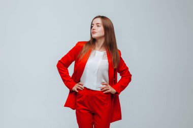 Açık bir arka plan üzerinde kırmızı ceketli kız