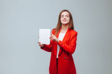 kırmızı ceketli kız gri bir kitabın bir sunum tutar 