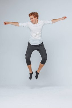 hafif bir arka plan üzerinde atlama adam