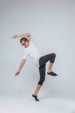  hafif bir arka plan üzerinde dans adam