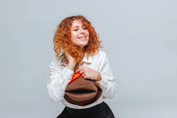 Chica pelirroja con sombrero marrón y camisa blanca —  Fotos de Stock