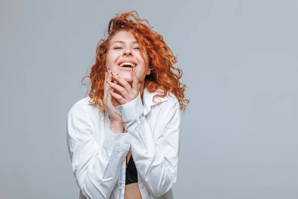 Chica pelirroja alegre riendo en lencería negra y camisa blanca —  Fotos de Stock