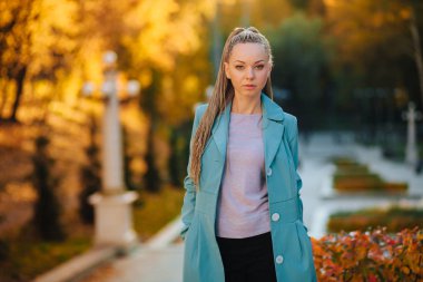 Sonbahar parkında bir kızın portresi.