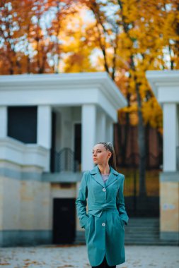 Kız sonbaharda yürüyor.