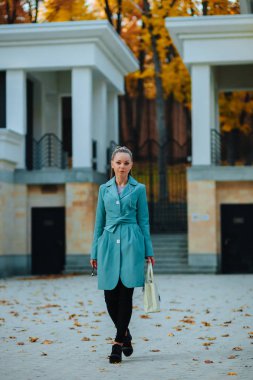 Kız sonbaharda yürüyor.