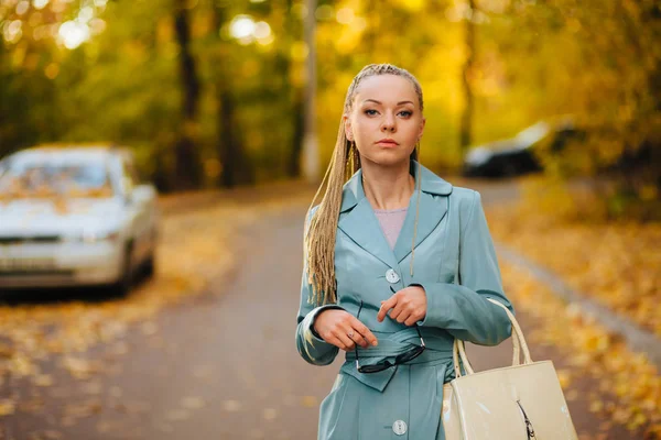 소녀 가운 과 가방 이 가을 길에 있어요 — 스톡 사진