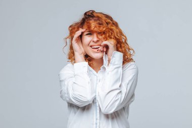 Siyah iç çamaşırı ve beyaz gömlek gülen Neşeli Redhead kız