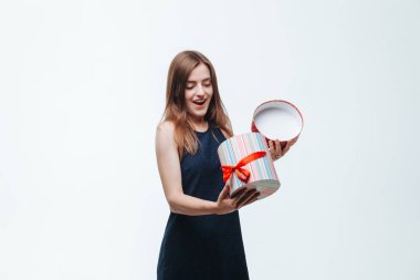 Beyaz izole arka plan üzerinde hediye kutusu tutan kız.