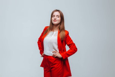 Açık bir arka plan üzerinde kırmızı ceketli kız