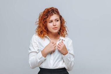 Kızıl saçlı kız seksi unbuttons onun gömlek