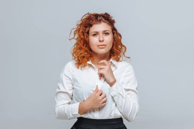 Kızıl saçlı kız seksi unbuttons onun gömlek