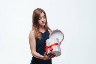 Kız bir hediye kutusu aldı ve bir ışık sırtında mutsuz oldu.