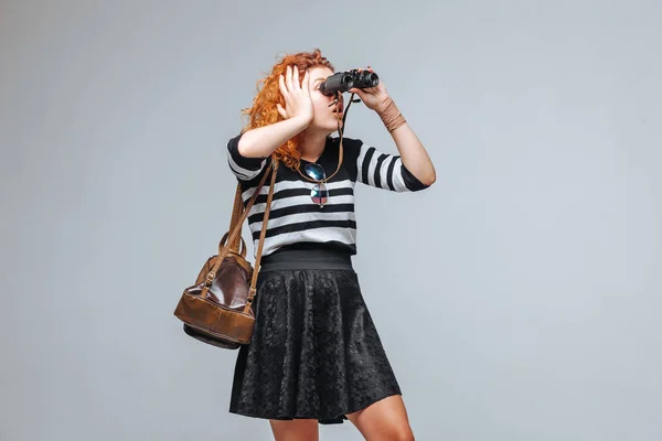 Menina com turista olhando através de binóculos — Fotografia de Stock